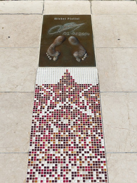 同时仍保持 同时仍保持